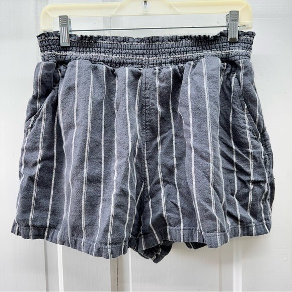 Universal Thread Goods grey white striped linen blend shorts women's medium - Picture 1 of 4